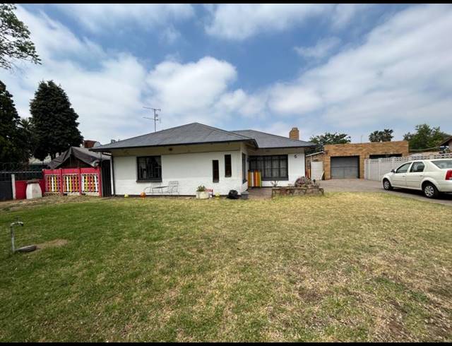 3 BEDROOM HOUSE FOR SALE IN VANDERBIJLPARK CE 2